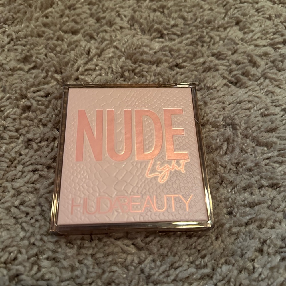 Huda Beauty eyeshadow palette